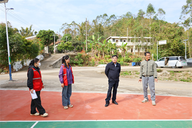 图为许健强实地查看定点帮扶项目